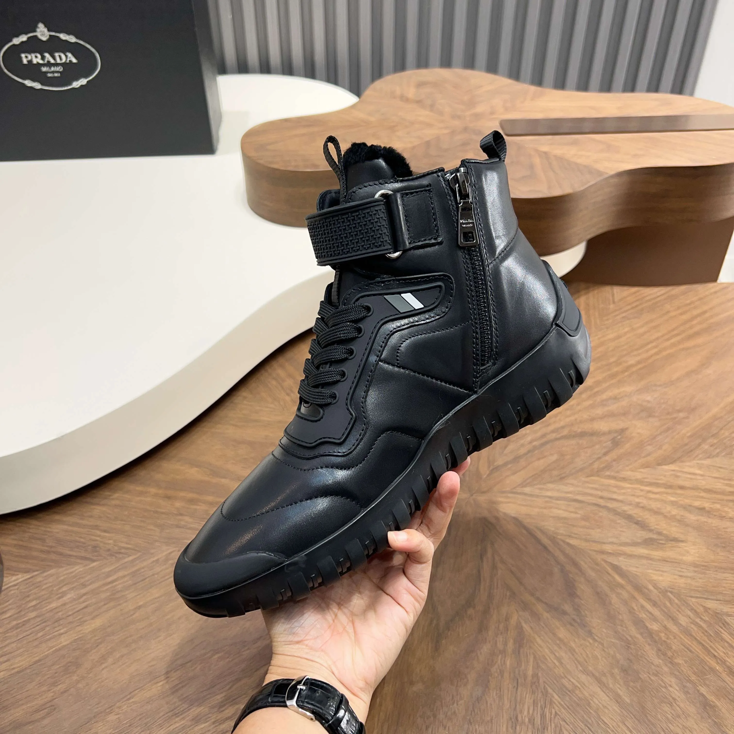 Men's Men's Shoes 💰920 Prada/Prada Toblach men's high-top wool shoes are shipped to Wanguan, the top-notch products! These minimalist high-top sneakers are inspired by the iconic Prada Linea Rossa silhouette shown in the 1998 Autumn/Winter fashion show. The revolutionary lightweight 4cm wide rubber sole is embellished with a distinctive red Linea Rossa logo, recalling the innovative duality core of the original design, while the matte calfskin surface highlights a sophisticated modern temperament. The slip-on design has a simple glossy style. It is equipped with an exclusive hardware zipper closure on the inside, making it easier to put on and take off. The wool is integrated to keep warm and lock in temperature. It is equipped with a logo cowhide and wool removable insole. It is comfortable and breathable for the upper foot, and is versatile for casual wear. Comes with full set of original packaging dust bag! Size: 38-39-40-41-42-43-44 Standard leather shoe size Item number: 4T3613 wool black